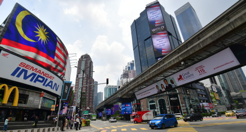 1. Pembangunan mampan adalah impian setiap masyarakat dan negara. Lokasi di Bukit Bintang, Kuala Lumpur.